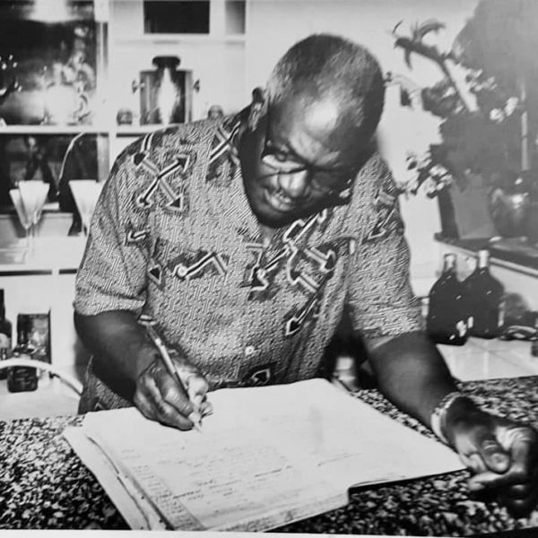 The First Governor of Lagos State, Brigd.-General Mobolaji Johnson signs Smart-Cole’s petition against the renaming of Street in Lagos – 1993